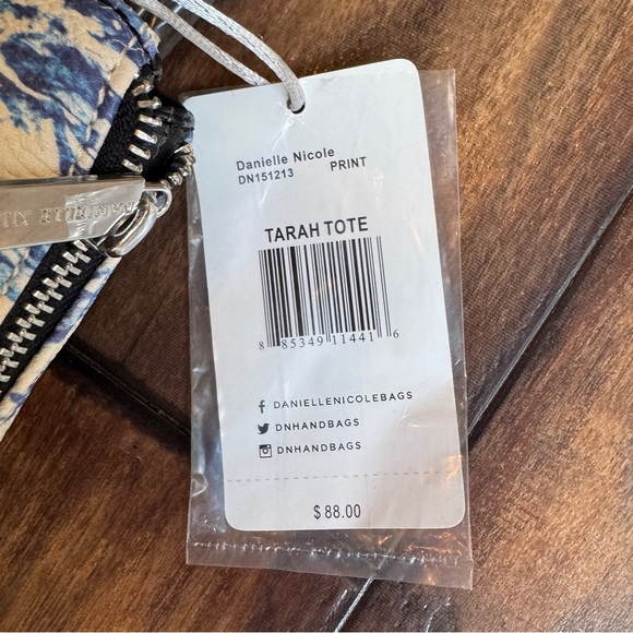 NWT Danielle Nicole Tarah Tote Bag with Side Zipper Expansion - Picture 7 of 8